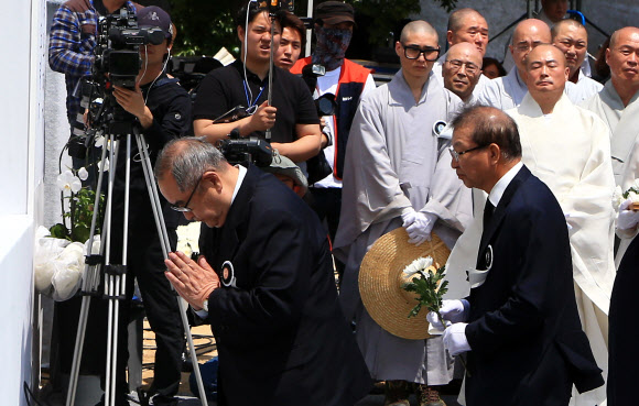 헌화하는 양승태 전 대법원장