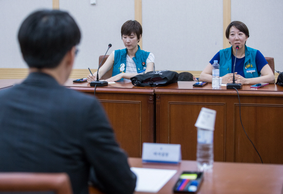 KTX 해고 승무원들이 30일 오후 서울 서초구 대법원에서 김환수 대법원장 비서실장과 면담을 하고 있다. 2018. 05. 30 박윤슬 기자 seul@seoul.co.kr