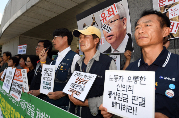 민변과 사법농단 피해자단체 관계자들이 30일 서울 서초구 대법원 앞에서 양승태 전 대법원장 시절 법원행정처의 재판 협상 카드 사용과 관련해 입장발표 기자회견을 하고 있다. 2018. 5. 30. 박윤슬 기자 seul@seoul.co.kr