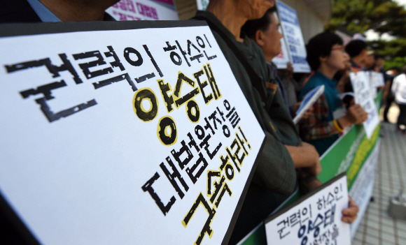 민변과 사법농단 피해자단체 관계자들이 30일 서울 서초구 대법원 앞에서 양승태 전 대법원장 시절 법원행정처의 재판 협상 카드 사용과 관련해 입장발표 기자회견을 하고 있다. 2018. 5. 30. 박윤슬 기자 seul@seoul.co.kr