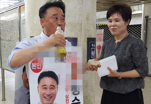 서울의 한 지하철 역에서 시의원 후보가 유세 도중 부인이 사다준 만두와 음료수로 저녁끼니를 때우고 있다. 당선된 뒤에도 선거운동할 때 만큼의 열정으로 열심히 일하는 후보가 뽑히길 기대해 본다. 도준석 기자 pado@seoul.co.kr