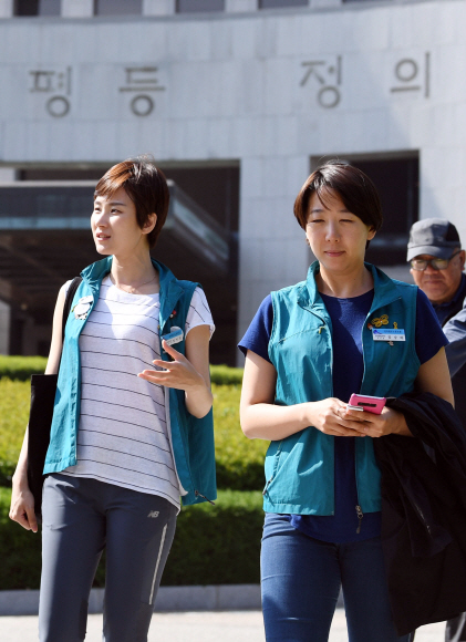 KTX 해고 승무원들이 30일 서울 서초구 대법원 앞에서 양승태 대법원장 시절 ‘재판흥정 의혹’과 관련해 대법원장 비서실장과 면담을 마친 뒤 나오고 있다. 2018. 5. 30. 박윤슬 기자 seul@seoul.co.kr