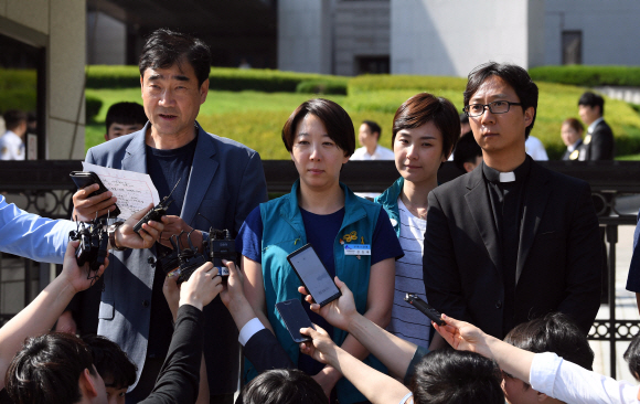 KTX 해고 승무원들이 30일 서울 서초구 대법원 앞에서 양승태 대법원장 시절 ‘재판흥정 의혹’과 관련해 대법원장 비서실장과 면담을 마치고 나와 면담 내용을 설명하고 있다. 2018. 5. 30. 박윤슬 기자 seul@seoul.co.kr