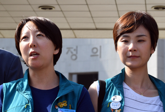 KTX 해고 승무원들이 30일 서울 서초구 대법원 앞에서 양승태 대법원장 시절 ‘재판흥정 의혹’과 관련해 대법원장 비서실장과 면담을 마치고 나와 면담 내용을 설명하고 있다. 2018. 5. 30. 박윤슬 기자 seul@seoul.co.kr