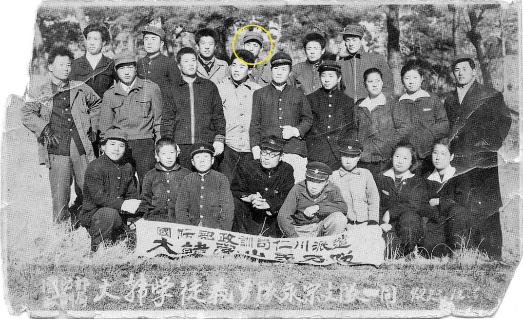 1950년 12월 6일 인천학도의용대 영종지대 지대원들이 찍은 기념사진. 노란색 원 안이 김우종.