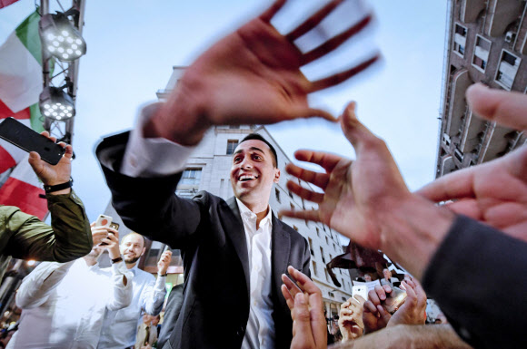 반체제 성향의 이탈리아 최대 정당인 ‘오성운동’의 루이지 디마이오(가운데) 대표가 주세페 콘테 총리 지명자가 전격 사퇴한 지 이틀 후인 29일(현지시간) 나폴리에서 열린 집회에서 지지자들과 악수를 나누고 있다. 로마 EPA 연합뉴스