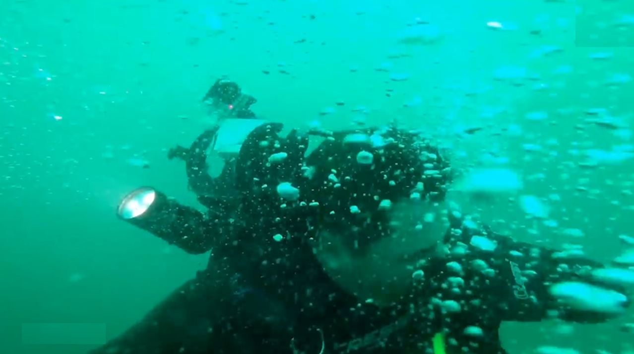 물 속 3미터 깊이에서 산소 탱크가 고장나 목숨을 잃을 뻔한 친구를 살린 ‘숨막히는’ 순간의 모습(유튜브 영상 캡처)