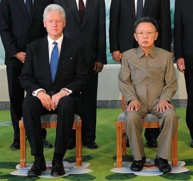 퇴임 후 클린턴 전 대통령이 2009년 8월 북한을 방문해 김 위원장과 함께 사진 촬영을 하고 있다. 로이터 연합뉴스