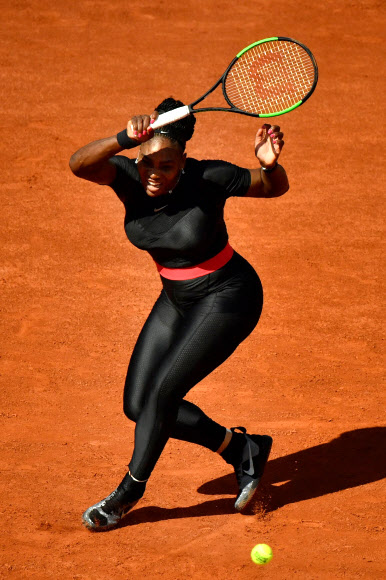 세리나 윌리엄스가 30일 파리 롤랑가로스에서 열린 프랑스오픈 테니스대회 여자단식 1회전에 특이한 검은색 점프슈트를 입고 출전, 크리스티나 플리스코바(체코)의 공을 포핸드 리턴으로 넘기고 있다.  파리 AFP 연합뉴스