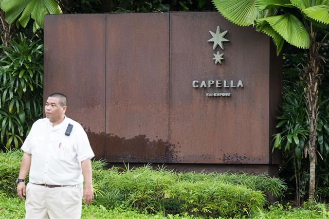30일 싱가포르 센토사섬에 위치한 카펠라 호텔 입구에서 현지 직원이 진입로를 통제하고 있다. 미측 대표단이 머물고 있는 이 숙소는 북·미 정상회담 장소 후보로 급부상하고 있다. 싱가포르 뉴스1