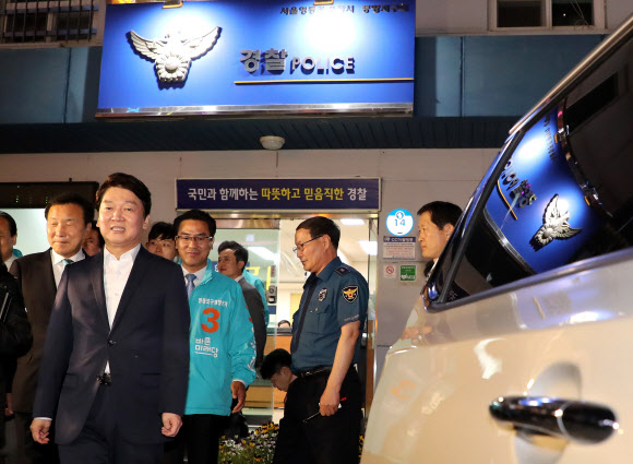 바른미래당 안철수 서울시장 후보가 6·13 지방선거 공식 선거운동 개시일인 31일 오전 손학규 선거대책위원장 등 당 지도부와 함께 첫 일정으로 서울 영등포 경찰서 중앙지구대를 방문한 뒤 나오고 있다. 2018.5.31  연합뉴스