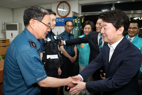 바른미래당 안철수 서울시장 후보가 6·13 지방선거 공식 선거운동 개시일인 31일 오전 손학규 선거대책위원장 등 당 지도부와 함께 첫 일정으로 서울 영등포 경찰서 중앙지구대를 방문해 근무자들과 인사하고 있다. 2018.5.31  연합뉴스