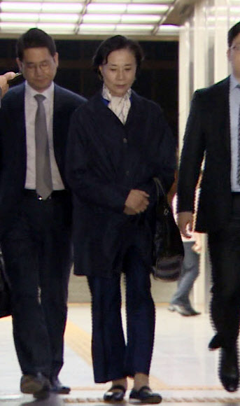 직원들에게 폭언을 퍼붓고 손찌검한 의혹이 제기된 한진그룹 조양호 회장의 아내 이명희 일우재단 이사장이 지난 30일 서울 종로구 서울지방경찰청에서 조사를 마친 뒤 귀가하고 있다. 2018.5.31  연합뉴스TV 캡처=연합뉴스