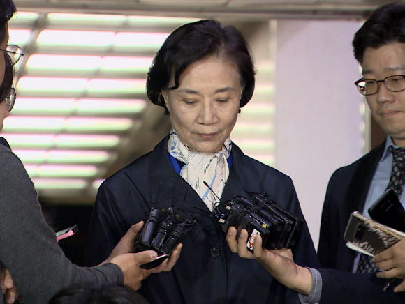 직원들에게 폭언을 퍼붓고 손찌검한 의혹이 제기된 한진그룹 조양호 회장의 아내 이명희 일우재단 이사장이 지난 30일 서울 종로구 서울지방경찰청에서 조사를 마친 뒤 귀가하고 있다. 2018.5.31  연합뉴스TV 캡처=연합뉴스