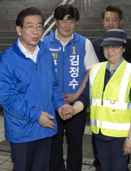 6·13 지방선거 공식 선거운동 개시일인 31일 새벽 더불어민주당 박원순 서울시장 후보가 답십리역 역사 내에서 지하철 청소노동자와 악수를 하고 있다. 2018.5.31  연합뉴스
