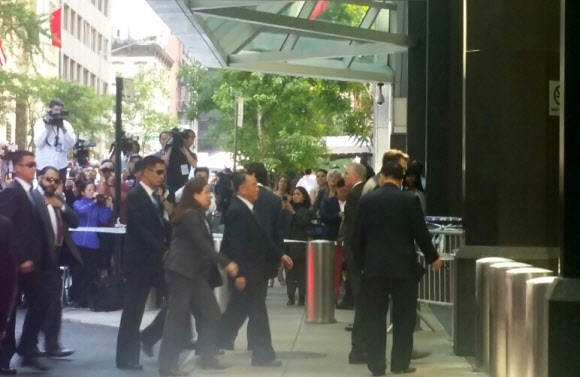 김영철 북한 노동당 부위원장 겸 통일전선부장이 30일(현지시간) 미국 뉴욕시에 도착해 숙소인 플라자호텔에 들어서고 있다. 김 부장은 마이크 폼페이오 미국 국무부 장관과 31일 공식 고위급 회담을 열어 비핵화 등 북미정상회담 의제를 최종 조율할 계획이다. 2018.5.31  연합뉴스