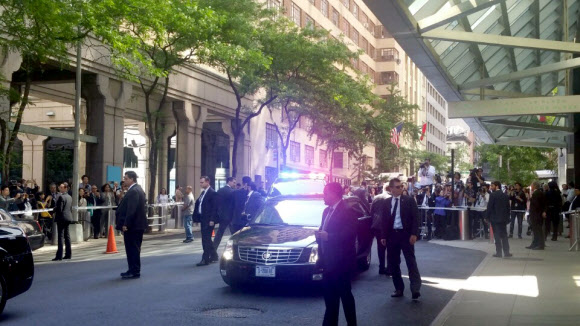 김영철 북한 노동당 부위원장 겸 통일전선부장이 30일(현지시간) 미국 뉴욕시에 도착해 숙소인 플라자호텔에 도착할 때 미국측에서 철통경호를 하고 있다. 김 부장은 마이크 폼페이오 미국 국무부 장관과 31일 공식 고위급 회담을 열어 비핵화 등 북미정상회담 의제를 최종 조율할 계획이다. 2018.5.31  연합뉴스