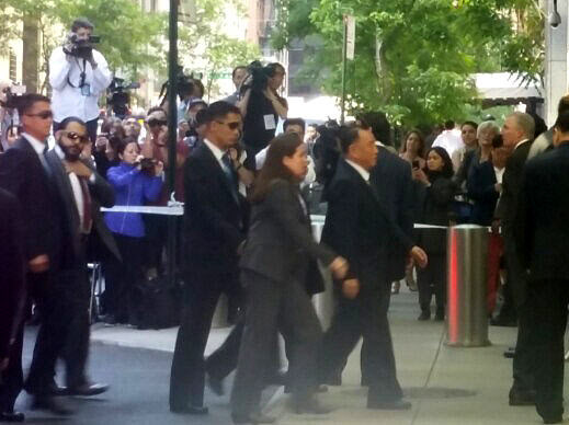 김영철 북한 노동당 부위원장 겸 통일전선부장이 30일(현지시간) 미국 뉴욕시에 도착해 숙소인 플라자호텔에 들어서고 있다. 김 부장은 마이크 폼페이오 미국 국무부 장관과 31일 공식 고위급 회담을 열어 비핵화 등 북미정상회담 의제를 최종 조율할 계획이다. 2018.5.31  연합뉴스