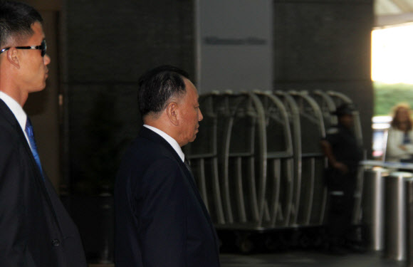 김영철 북한 노동당 부위원장 겸 통일전선부장이 30일(현지시간) 숙소인 미국 뉴욕 플라자호텔을 나오고 있다. 김 부장은 마이크 폼페이오 미국 국무부 장관과 31일 공식고위급 회담을 열어 비핵화 등 북미정상회담 의제를 최종 조율할 계획이다. 2018.5.31  연합뉴스