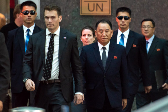 김영철(오른쪽 세 번째) 북한 노동당 부위원장 겸 통일전선부장이 30일(현지시간) 미국 뉴욕의 숙소인 ‘밀레니엄 힐튼 유엔플라자 호텔’을 나서고 있다. 김 부위원장과 마이크 폼페이오 미국 국무장관은 이날 오후 뉴욕에서 실무만찬(working dinner) 회동에 이어 31일 공식적인 북미 고위급회담을 개최한다. AFP 연합뉴스