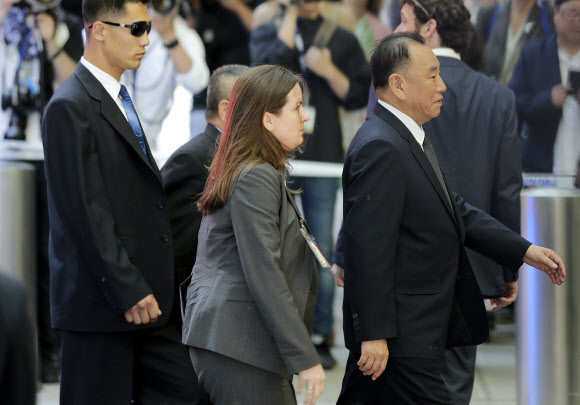 30일(현지시간) 미국에 도착한 김영철(오른쪽) 북한 노동당 부위원장 겸 통일전선부장이 뉴욕의 한 호텔에 들어서고 있다. 김 부위원장은 세기의 담판이 될 북미정상회담 막판 조율을 위해 이날 오후부터 맨해튼 모처에서 마이크 폼페이오 미 국무장관과 접촉에 들어갈 것으로 알려졌다. 연합뉴스