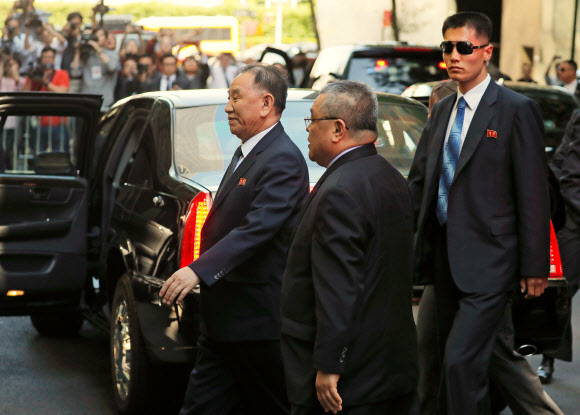 30일(현지시간) 미국 뉴욕에 도착한 김영철(왼쪽) 북한 노동당 부위원장 겸 통일전선부장이 경호를 받으며 숙소인 맨해튼의 한 호텔로 들어가고 있다. 김 부위원장은 이날 삼엄한 경비와 보안 속에서 미국 방문 일정에 들어갔다.  로이터 연합뉴스