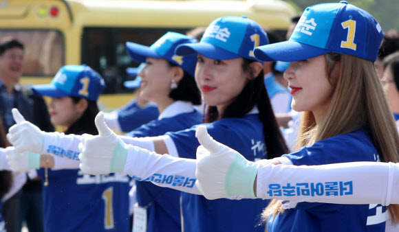 6·13 지방선거 공식 선거운동이 시작된 31일 오전 강원 춘천시 퇴계사거리에서 더불어민주당 선거운동원들이 율동과 함께 지지를 호소하고 있다. 2018.5.31  연합뉴스