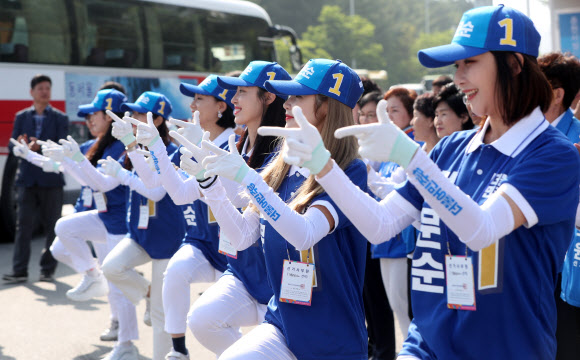 6·13 지방선거 공식 선거운동이 시작된 31일 오전 강원 춘천시 퇴계사거리에서 더불어민주당 선거운동원들이 율동과 함께 지지를 호소하고 있다. 2018.5.31  연합뉴스