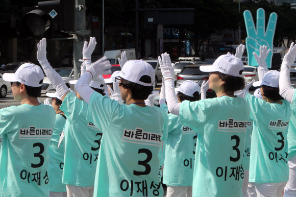 6·13 지방선거 공식 선거운동 첫날인 31일 선거운동원들이 지지를 호소하고 있다. 2018.5.31  연합뉴스