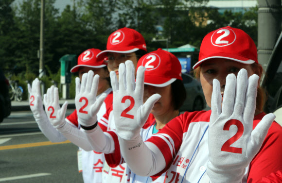 6·13 지방선거 공식 선거운동 첫날인 31일 대전 도심 한 교차로에서 선거운동원들이 정당 기호를 보이며 지지를 호소하고 있다. 2018.5.31  연합뉴스