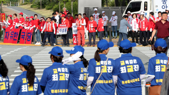 6.13 지방선거 공식 선거운동일인 31일 오전 세종시 성금교차로에서 각 후보들이 지지를 호소하고 있다. 2018.5.31  연합뉴스