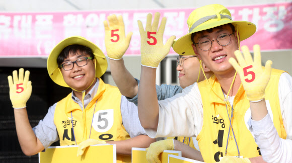 6·13 지방선거 공식 선거운동이 시작된 31일 강원 춘천시 석사사거리에서 정의당 선거운동원들이 출근길 유권자들에게 인사하고 있다. 2018.5.31  연합뉴스