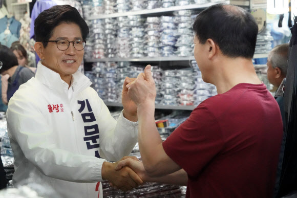 6·13 지방선거 공식 선거운동 개시일인 31일 새벽 자유한국당 김문수 서울시장 후보가 서울 동대문 평화시장에서 선거운동을 하고 있다. 2018.5.31  김문수 후보 측 제공=연합뉴스