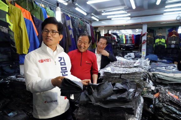 6·13 지방선거 공식 선거운동 개시일인 31일 새벽 자유한국당 김문수 서울시장 후보가 서울 동대문 평화시장에서 선거운동을 하고 있다.  김문수 후보 측 제공=연합뉴스