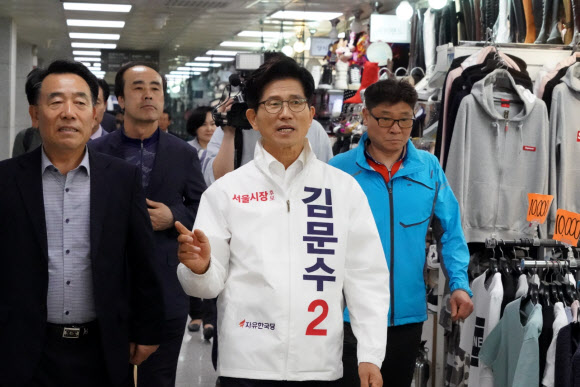 6·13 지방선거 공식 선거운동 개시일인 31일 새벽 자유한국당 김문수 서울시장 후보가 서울 동대문 평화시장에서 선거운동을 하고 있다. 2018.5.31 김문수 후보 측 제공=연합뉴스
