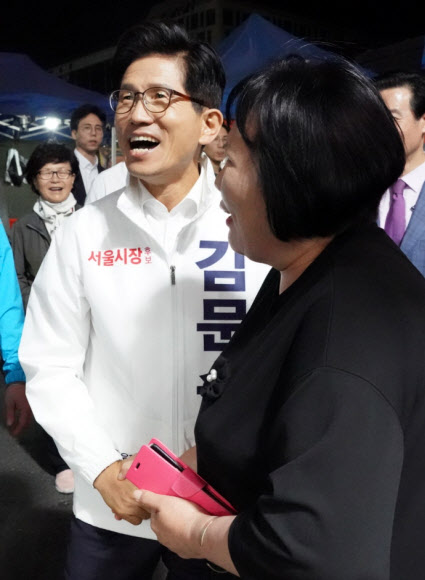 6·13 지방선거 공식 선거운동 개시일인 31일 새벽 자유한국당 김문수 서울시장 후보가 서울 동대문 신평화시장에서 선거운동을 하고 있다. 2018.5.31  김문수 후보 측 제공=연합뉴스