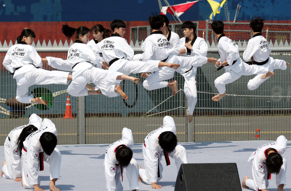 바다의 날인 31일 오전 인천시 중구 인천항 8부두에서 열린 ‘제23회 바다의 날 기념식’에서 서구 태권도 시범단이 발차기를 선보이고 있다. 2018.5.31  연합뉴스