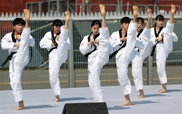 바다의 날인 31일 오전 인천시 중구 인천항 8부두에서 열린 ‘제23회 바다의 날 기념식’에서 서구 태권도 시범단이 발차기를 선보이고 있다. 2018.5.31  연합뉴스