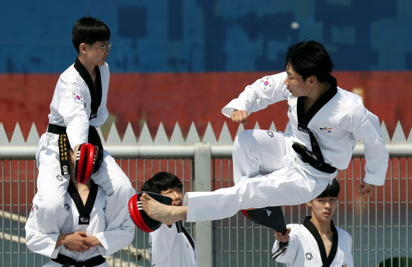바다의 날인 31일 오전 인천시 중구 인천항 8부두에서 열린 ‘제23회 바다의 날 기념식’에서 서구 태권도 시범단이 발차기를 선보이고 있다. 2018.5.31  연합뉴스