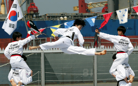바다의 날인 31일 오전 인천시 중구 인천항 8부두에서 열린 ‘제23회 바다의 날 기념식’에서 서구 태권도 시범단이 발차기를 선보이고 있다. 2018.5.31  연합뉴스