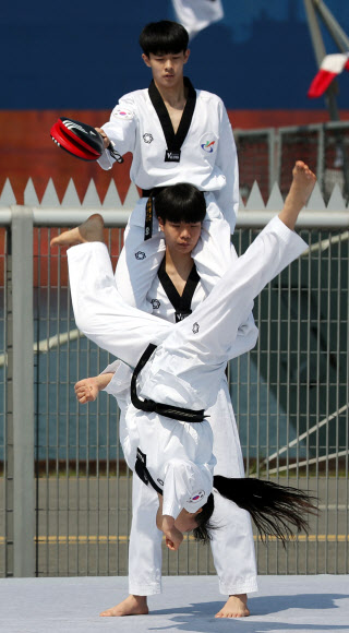 바다의 날인 31일 오전 인천시 중구 인천항 8부두에서 열린 ‘제23회 바다의 날 기념식’에서 서구 태권도 시범단이 발차기를 선보이고 있다. 2018.5.31  연합뉴스