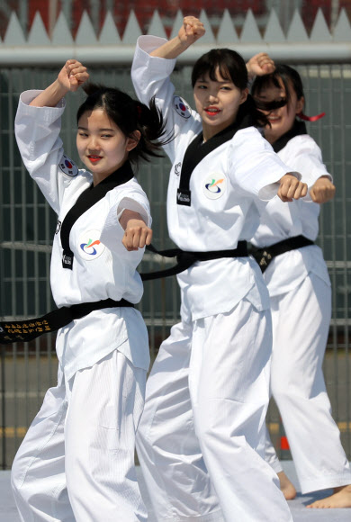 바다의 날인 31일 오전 인천시 중구 인천항 8부두에서 열린 ‘제23회 바다의 날 기념식’에서 서구 태권도 시범단이 율동에 맞춰 태권도 댄스를 선보이고 있다. 2018.5.31  연합뉴스