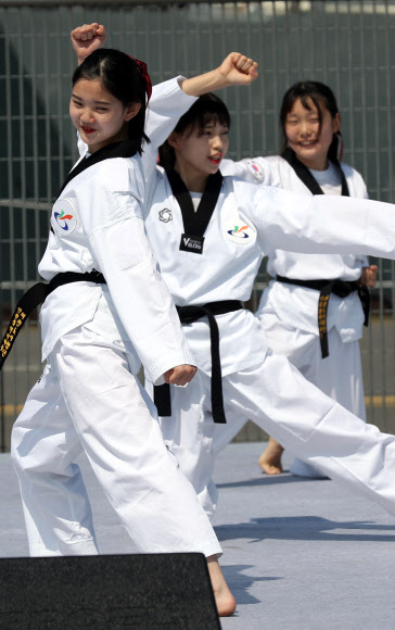 바다의 날인 31일 오전 인천시 중구 인천항 8부두에서 열린 ‘제23회 바다의 날 기념식’에서 서구 태권도 시범단이 율동에 맞춰 태권도 댄스를 선보이고 있다. 2018.5.31  연합뉴스