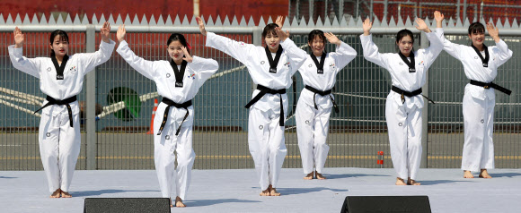 바다의 날인 31일 오전 인천시 중구 인천항 8부두에서 열린 ‘제23회 바다의 날 기념식’에서 서구 태권도 시범단이 율동에 맞춰 태권도 댄스를 선보이고 있다. 2018.5.31  연합뉴스