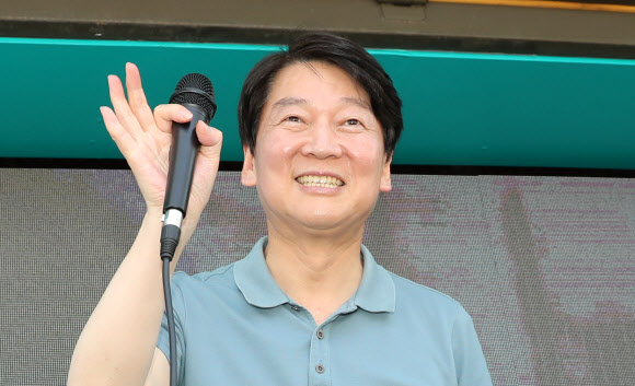 바른미래당 안철수 서울시장 후보가  31일 낮 서울 구로구 구로시장 입구에서 열린 유세에서 기호3번을 그려보이고 있다.  2018.5.31  연합뉴스