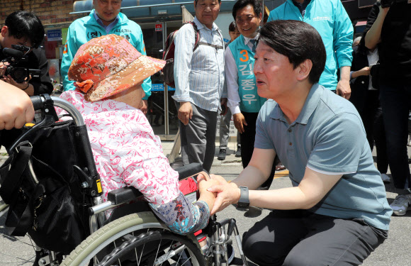 바른미래당 안철수 서울시장 후보가  31일 낮 서울 구로구 구로시장 입구에서 열린 유세에서휠체어에 탄  어르신에게 인사드리고 있다.  2018.5.31  연합뉴스