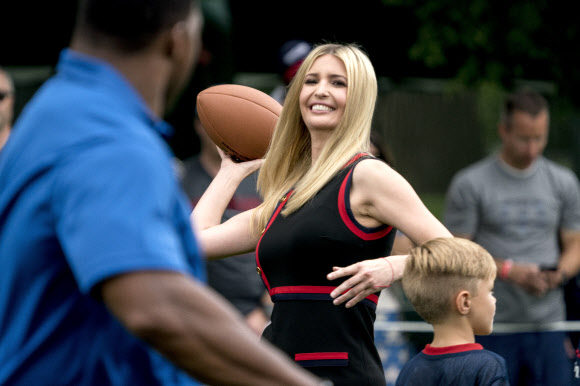 도널드 트럼프 미국 대통령의 장녀 이방카 트럼프가 30일(현지시각) 워싱턴 백악관에서 열린 ‘스포츠와 체력단련의 날(Sports and Fitness Day)’ 행사에서 미식축구를 즐기고 있다. AP 연합뉴스