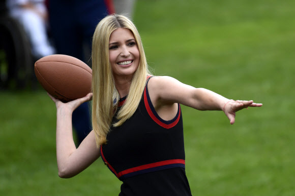도널드 트럼프 미국 대통령의 장녀 이방카 트럼프가 30일(현지시각) 워싱턴 백악관에서 열린 ‘스포츠와 체력단련의 날(Sports and Fitness Day)’ 행사에서 미식축구를 즐기고 있다. AP 연합뉴스