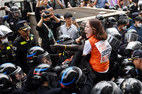 31일 오후 부산 동구가 초량동 일본총영사관 앞에 있는 강제징용노동자상을 행정대집행을 통해 강제철거하려하자 시민단체 회원들이 이를 막아서고 있다. 2018.5.31  연합뉴스