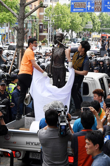 31일 오후 동구청 관계자가 지게차와 트럭을 이용해 부산 일본총영사관 인근 인도 앞에 놓여 있는 강제징용노동자상을 행정대집행을 통해 강제철거하고 있다. 2018.5.31  연합뉴스